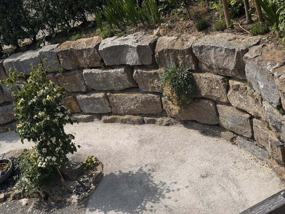 Natursteinmauer im Hof